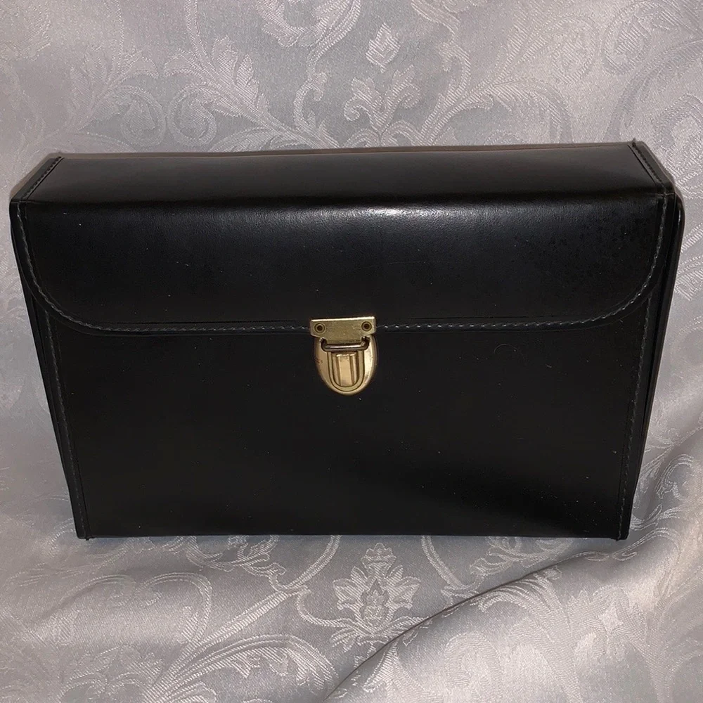 Vintage men’s grooming set in a black case and red interior